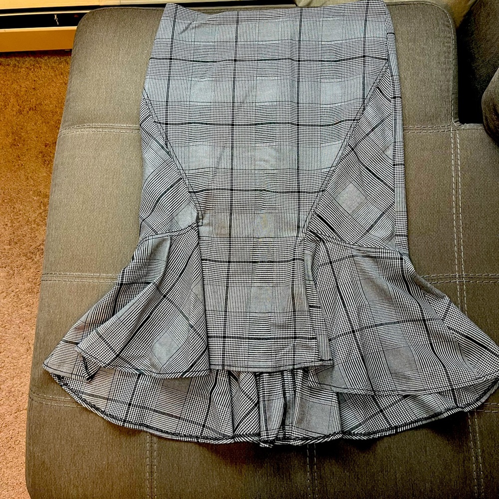 New York & Co size 10 plaid ruffled skirt.